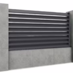 Hliníkový plot 1,2x2 m so šikmo kotvenou kosodĺžnikovou - žaluziovou výplňou 20x105 a adaptérom 40x60,  Antracit R7016